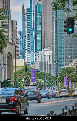 Manila, Filippine - 02 febbraio 2020: Strade della città di Makati durante il giorno. Foto Stock