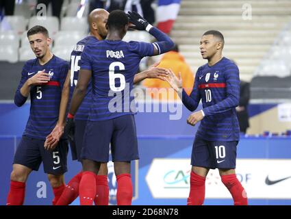 Ilian Mbappe di Francia celebra il suo obiettivo con i compagni di squadra durante La partita di calcio internazionale amichevole tra Francia e Ucraina Il mese di ottobre Foto Stock