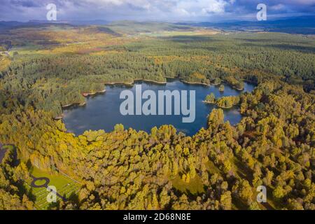 Vista aerea del Loch VAA nel Cairngorms National Park vicino Aviemore, Scottish Highlands, Scozia, Regno Unito Foto Stock