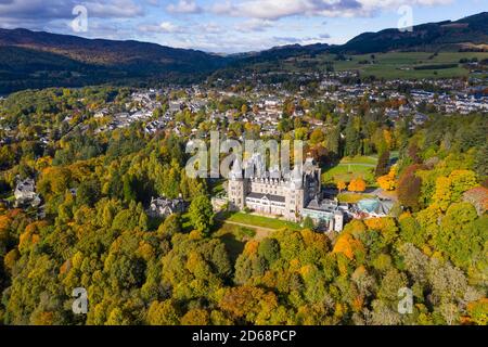 Vista aerea durante l'autunno del Museo del Palazzo di Atholl e la città di Pitlochry nel Perthshire, Scozia, Regno Unito Foto Stock