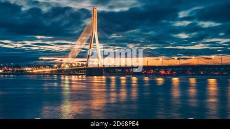 Ponte Vansu attraverso il fiume Daugava o Dvina. Riga, Lettonia notte paesaggio urbano . Foto Stock