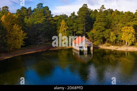 Vista aerea di Loch VAA e Red Boathouse nel Cairngorms National Park vicino Aviemore, Scottish Highlands, Scozia, Regno Unito Foto Stock