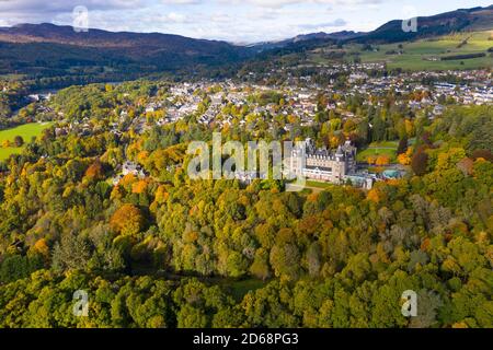 Vista aerea durante l'autunno del Museo del Palazzo di Atholl e la città di Pitlochry nel Perthshire, Scozia, Regno Unito Foto Stock