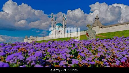 Le mura del Cremlino di Kazan, patrimonio dell'umanità dell'UNESCO e la storica cittadella di Tatarstan. La moschea di Kul Sharif. Foto Stock