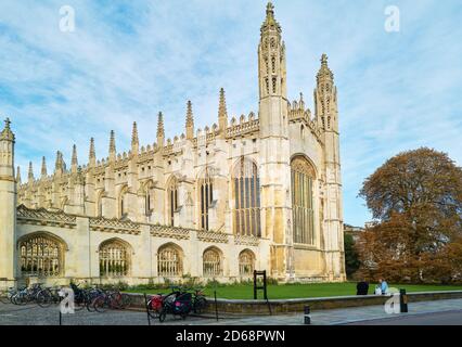 Una coppia solitaria si siede sulla parete bassa fuori della cappella del college del re, l'università di Cambridge, Inghilterra, durante l'epidemia di coronavirus, ottobre 2020. Foto Stock