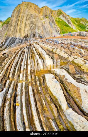 Strati fortemente inclinati di Flysch, scogliere di Flysch, Costa Basca UNESCO Global Geopark, European Geopark Network, Zumaia, Guipuzcoa, Paesi Baschi, Spagna Foto Stock