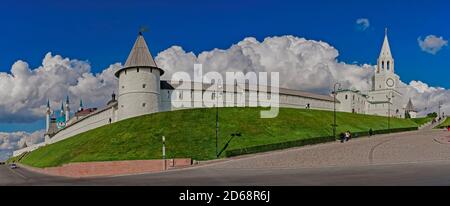 Vista panoramica sul Cremlino di Kazan, patrimonio dell'umanità dell'UNESCO e sulla storica cittadella di Tatarstan. Foto Stock