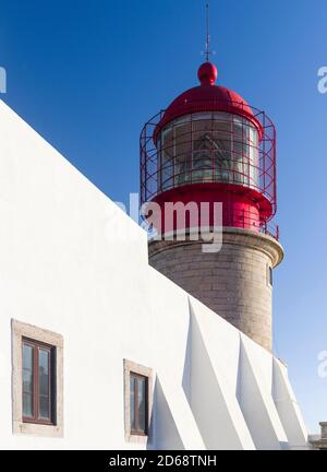 Cabo de Sao Vincente (Capo San Vincenzo) con il suo faro sulla costa rocciosa dell'Algarve in Portogallo. Europa, Europa meridionale, Portogallo, marzo Foto Stock