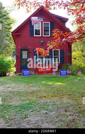 OGUNQUIT, ME -10 OTT 2020- Vista di una casa rossa con i cartelli del prato che sostengono Donald Trump e Susan Collins durante la campagna elettorale del 2020 nel Maine, Foto Stock