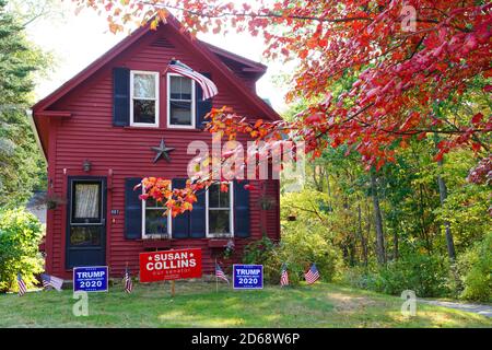 OGUNQUIT, ME -10 OTT 2020- Vista di una casa rossa con i cartelli del prato che sostengono Donald Trump e Susan Collins durante la campagna elettorale del 2020 nel Maine, Foto Stock