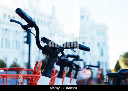 Noleggio biciclette elettriche nel centro di Madrid. Vista ravvicinata del manubrio Foto Stock