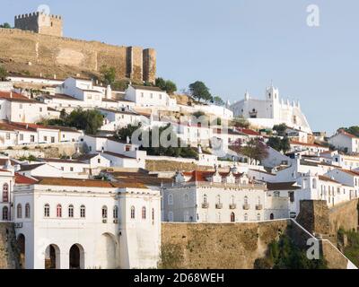 Mertola sulle rive del Rio Guadiana nell'Alentejo. Europa, Europa meridionale, Portogallo, marzo Foto Stock