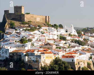 Mertola sulle rive del Rio Guadiana nell'Alentejo. Europa, Europa meridionale, Portogallo, marzo Foto Stock