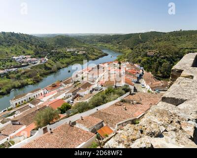 Mertola sulle rive del Rio Guadiana nell'Alentejo. Europa, Europa meridionale, Portogallo, marzo Foto Stock