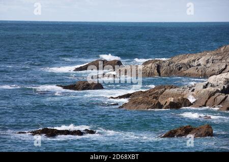 Glorioso sole su rocce nell'Atlantico vicino a Newquay, Cornovaglia. Foto Stock