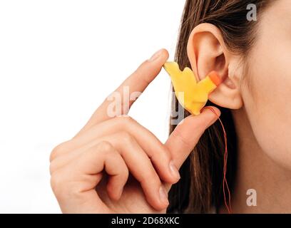 Processo di creazione di tappi auricolari dall'impressione di un orecchio umano individuale. Primo piano dell'orecchio. Inserti auricolari sagomati personalmente. Parte del set Foto Stock