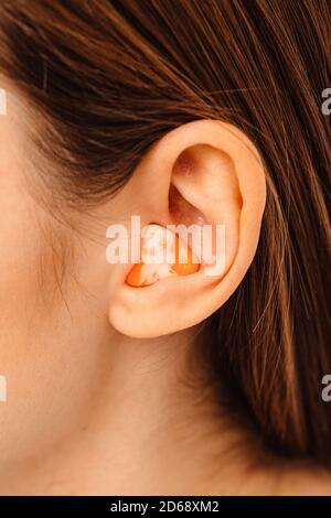 Inserti auricolari per ambienti rumorosi, tappi auricolari sagomati personalmente per la vista ravvicinata dell'orecchio. Inserti auricolari eleganti individuali Foto Stock