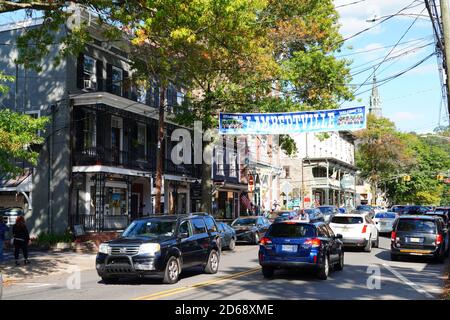 LAMBERTVILLE, NJ -3 OTT 2020- Vista dell'affascinante città storica di Lambertville, situata sul fiume Delaware nella contea di Huntardon, soprannominata la formica Foto Stock