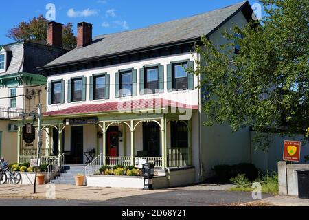 LAMBERTVILLE, NJ -3 OTT 2020- Vista dell'affascinante città storica di Lambertville, situata sul fiume Delaware nella contea di Huntardon, soprannominata la formica Foto Stock