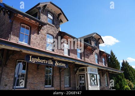 LAMBERTVILLE, NJ -3 OTT 2020- Vista dell'affascinante città storica di Lambertville, situata sul fiume Delaware nella contea di Huntardon, soprannominata la formica Foto Stock