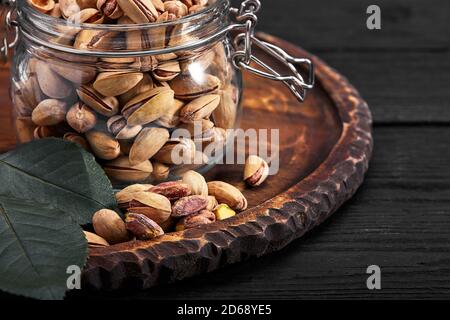 Pistacchi Noci su sfondo scuro, vista dall'alto, snack sani Foto Stock