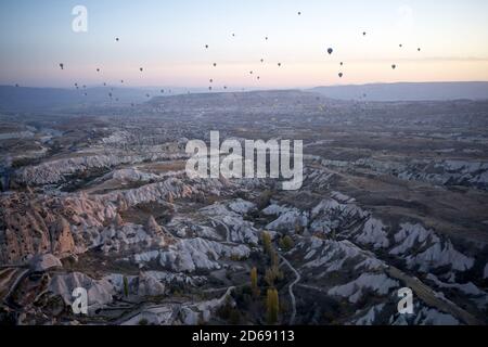Splendida vista della Cappadocia con mongolfiere al tramonto. Foto Stock