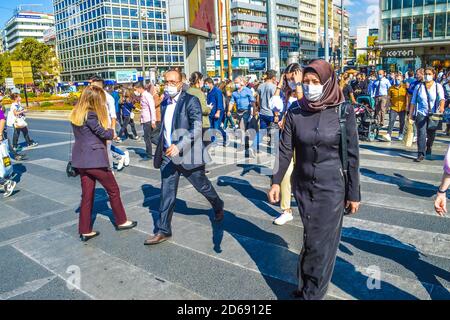 Ankara, Turchia. 15 Ott 2020. I pedoni che indossano maschere facciali protettive attraversano una strada nel centro della città in mezzo all'epidemia di coronavirus (COVID-19). Credit: Altan Gocher/ZUMA Wire/Alamy Live News Foto Stock