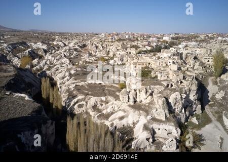 Vista dall'alto delle vecchie case della città di Ortahisar. Foto Stock