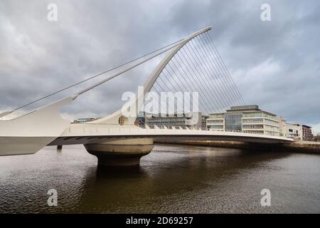 Dublino, Irlanda - 09 novembre 2015: Samuel Beckett Bridge, a forma di arpa sul fiume Liffey . Foto Stock