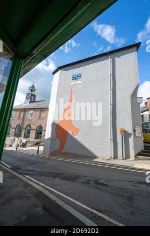 Il murale degli Elefanti, parte del progetto della marcia degli Elefanti, su un edificio nel Castello dei Vescovi, Shropshire. Foto Stock