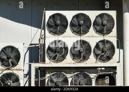 Impianto di climatizzazione e di refrigerazione esterno - compressori e condensatori Foto Stock