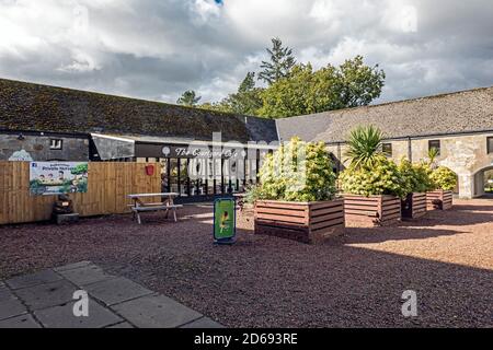 All'interno del Centro visite all'interno dell'antico complesso stabile Con caffetteria al Polkemmet Country Park vicino a Whitburn West Lothian Scozia Regno Unito Foto Stock