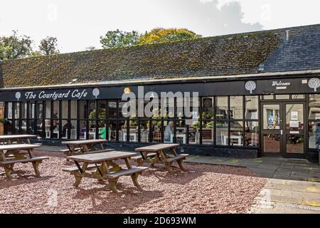 All'interno del Centro visite all'interno dell'antico complesso stabile Con caffetteria al Polkemmet Country Park vicino a Whitburn West Lothian Scozia Regno Unito Foto Stock