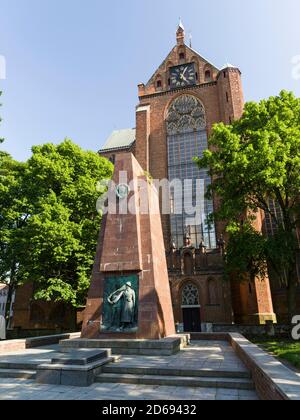 Il memorial sowjet davanti la chiesa Marienkirche. La città anseatica di Stralsund. La città vecchia è elencato come patrimonio mondiale dell'UNESCO. L'Europa, Tedesco Foto Stock