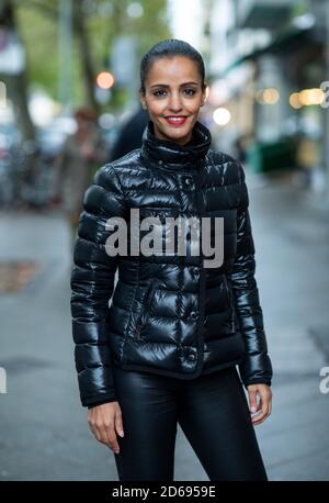 Berlino, Germania. 15 Ott 2020. Sawsan Chebli (SPD) è in piedi su Wilmersdorfer Strasse a Charlottenburg. L'ex segretario di Stato di Berlino per il coordinamento federale-Länder vuole candidarsi per il Bundestag all'associazione distrettuale Charlottenburg-Wilmersdorf. Credit: Bernd von Jutrczenka/dpa/Alamy Live News Foto Stock