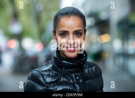 Berlino, Germania. 15 Ott 2020. Sawsan Chebli (SPD) è in piedi su Wilmersdorfer Strasse a Charlottenburg. L'ex segretario di Stato di Berlino per il coordinamento federale-Länder vuole candidarsi per il Bundestag all'associazione distrettuale Charlottenburg-Wilmersdorf. Credit: Bernd von Jutrczenka/dpa/Alamy Live News Foto Stock