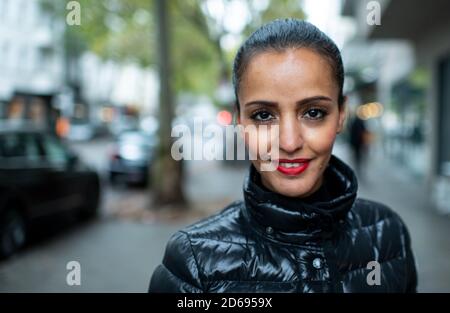 Berlino, Germania. 15 Ott 2020. Sawsan Chebli (SPD) è in piedi su Wilmersdorfer Strasse a Charlottenburg. L'ex segretario di Stato di Berlino per il coordinamento federale-Länder vuole candidarsi per il Bundestag all'associazione distrettuale Charlottenburg-Wilmersdorf. Credit: Bernd von Jutrczenka/dpa/Alamy Live News Foto Stock