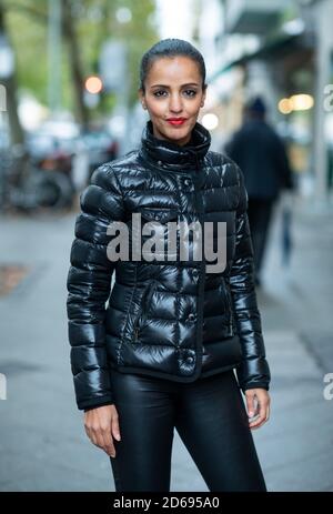 Berlino, Germania. 15 Ott 2020. Sawsan Chebli (SPD) è in piedi su Wilmersdorfer Strasse a Charlottenburg. L'ex segretario di Stato di Berlino per il coordinamento federale-Länder vuole candidarsi per il Bundestag all'associazione distrettuale Charlottenburg-Wilmersdorf. Credit: Bernd von Jutrczenka/dpa/Alamy Live News Foto Stock