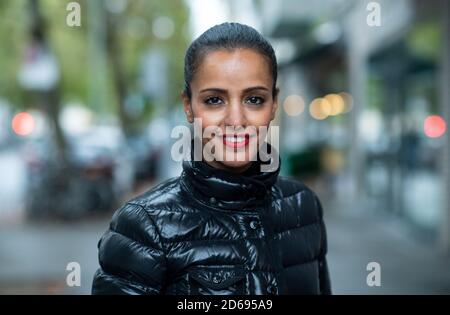 Berlino, Germania. 15 Ott 2020. Sawsan Chebli (SPD) è in piedi su Wilmersdorfer Strasse a Charlottenburg. L'ex segretario di Stato di Berlino per il coordinamento federale-Länder vuole candidarsi per il Bundestag all'associazione distrettuale Charlottenburg-Wilmersdorf. Credit: Bernd von Jutrczenka/dpa/Alamy Live News Foto Stock