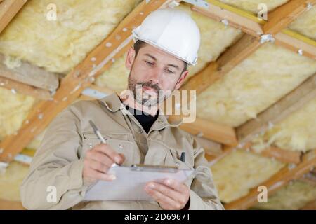 Ispettore edificio guardando alla nuova proprietà Foto Stock