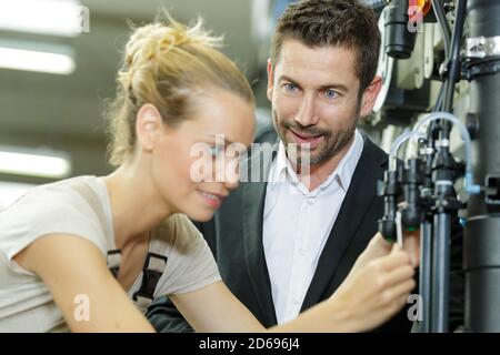 discussione su responsabile di fabbrica e tecnici Foto Stock