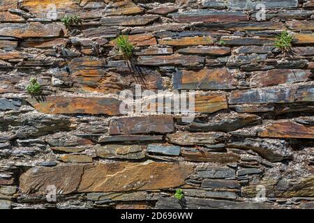 Strutture architettoniche, dettagli arrugginiti e rustici scist muratura... Foto Stock