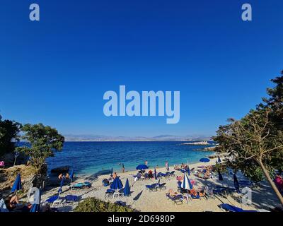 Bataria spiaggia, che si affaccia Sarande in Albania, come visto da Kassiopi, Corfù, Grecia. Sabato 05 settembre 2020 Foto Stock