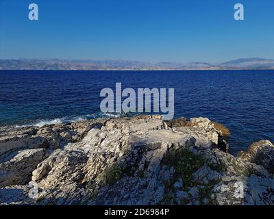 Bataria spiaggia, che si affaccia Sarande in Albania, come visto da Kassiopi, Corfù, Grecia. Sabato 05 settembre 2020 Foto Stock