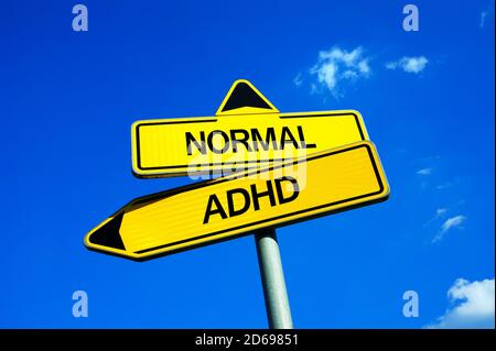Normale vs ADHD - segnale di traffico con due opzioni - terapia e prescrizione di stimolante per trattare l'inattenzione vs iperattività come comportamento normale. Dange Foto Stock