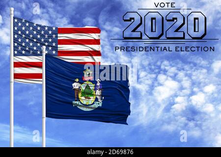 Elezioni AMERICANE nel novembre 2020, contro un cielo blu, due flagpoli con la bandiera dell'America e lo Stato del Maine. Foto Stock