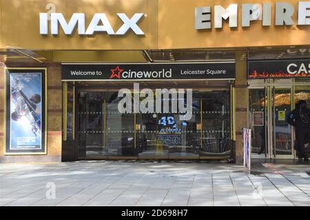 Londra, Regno Unito. 5 Ott 2020. L'ingresso al Cineworld Empire in Leicester Square, recentemente chiuso a tempo indeterminato. Mentre i cinema nel Regno Unito hanno riaperto con posti a sedere limitati dopo mesi di blocco a causa della pandemia del coronavirus, molti stanno affrontando un futuro incerto. Credit: Vuk Valcic/SOPA Images/ZUMA Wire/Alamy Live News Foto Stock