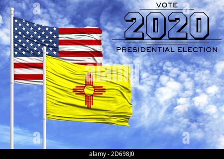 Elezioni AMERICANE nel novembre 2020, contro un cielo blu, due flagpoli con la bandiera dell'America e lo Stato del New Mexico. Foto Stock