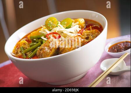 Noodle asiatico tradizionale speziato, curry laksa Foto Stock