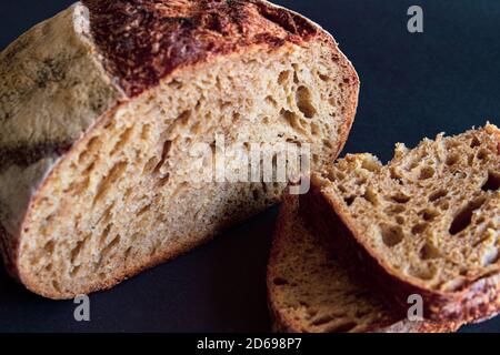 Pane fatto in casa appena sfornato, perfetto per la colazione o come contorno per qualsiasi pasto. Foto Stock